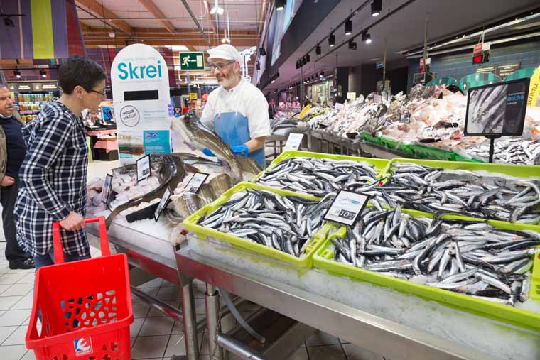EROSKI: primer distribuidor minorista que logra la certificación ‘MSC’ para la comercialización de pescado fresco proveniente de caladeros sostenibles.
