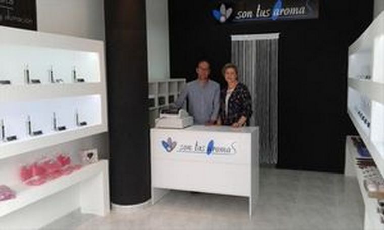 Dos emprendedores se inician en el mundo de la perfumería especializada, de la mano de Son Tus Aromas, inaugurando tienda en Campillos (Málaga) y Madrid
