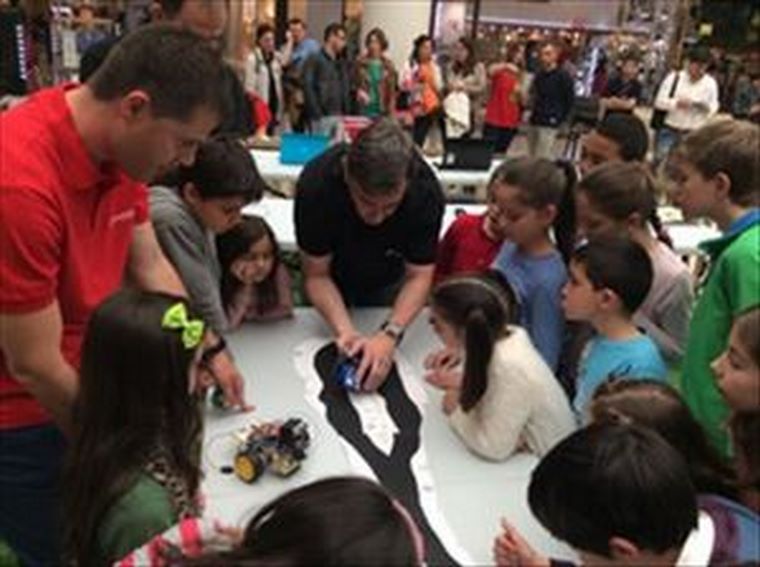 Enseñalia potencia la imaginación de los niños con sus talleres de robótica en Pamplona