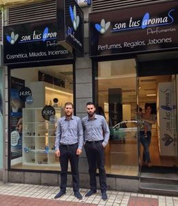 Dos jóvenes emprendedores se ponen al frente de la segunda perfumería de la cadena Son Tus Aromas abierta en Las Palmas de Gran Canaria