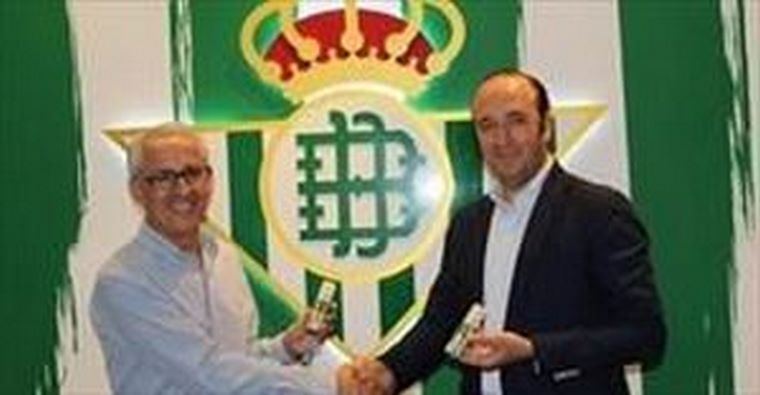 El Real Betis Balompié y Woman 30 lanzan el perfume "Trece Barras"