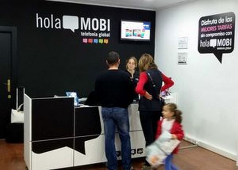 El grupo de telefonía global holaMOBI supera las 120 tiendas en España