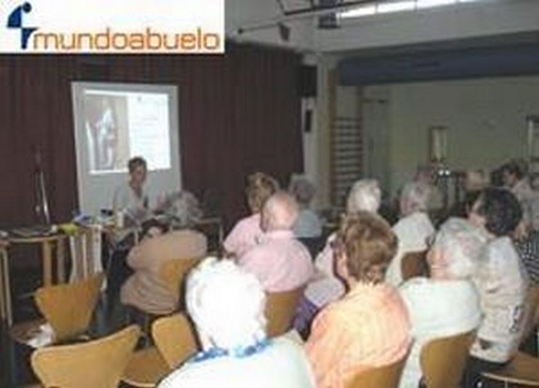 Mundoabuelo ofrece unas Charlas sobre Accesibilidad y Ayudas Técnicas en un Centro de Mayores en Manresa.