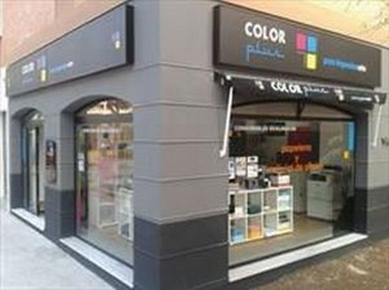 Color Plus Benalmádena le invita a visitar su tienda.