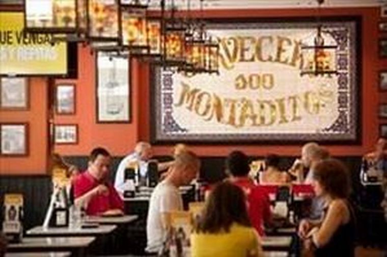 100 Montaditos consolida su éxito en Italia instalándose en las playas de Roma