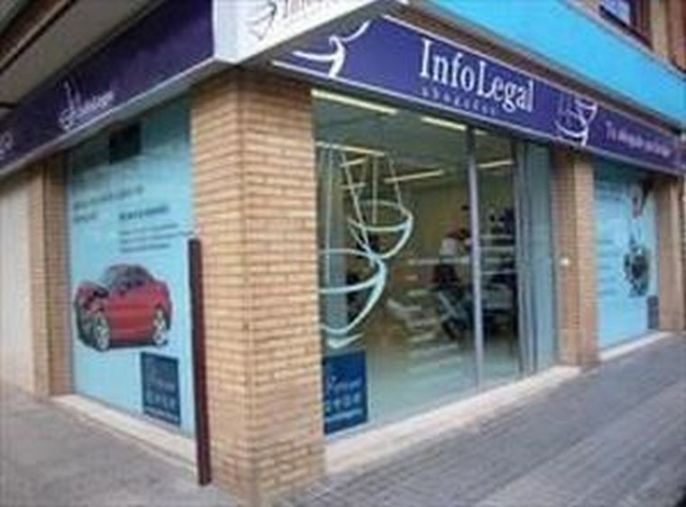 INFOLEGAL rebaja el canon de entrada para diez franquicias 