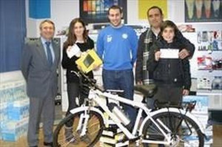 Deporte Plus hace la entrega de los premios de su sorteo de navidad en la tienda de Color Plus Central