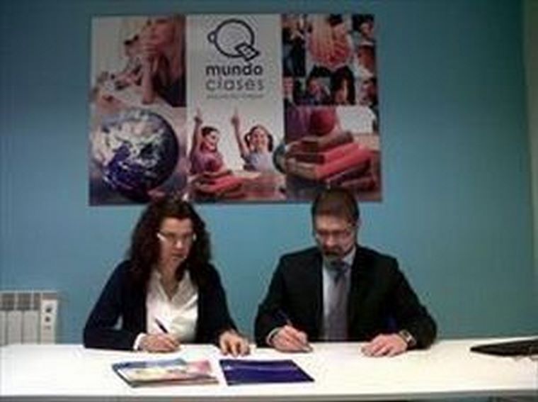 Acuerdo de colaboración entre mundoclases y Ef Education First