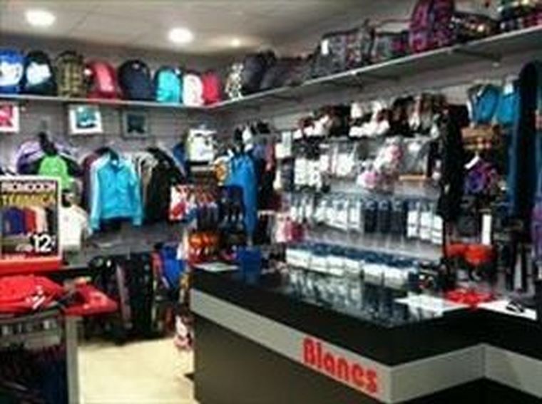  El pasado día 31 de marzo Deportes Blanes ha abierto su 7ª franquicia en pleno centro de Granada, en el Centro Comercial Neptuno