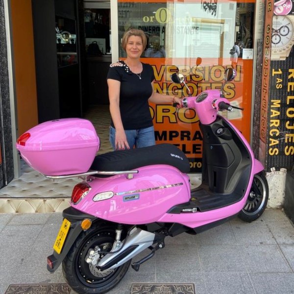 Orocash entrega la primera de las motos eléctricas que sortea entre sus clientes