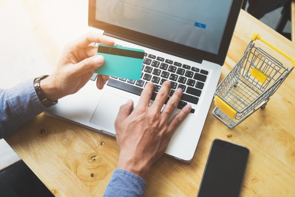 El auge de los eCommerce: qué aspectos legales hay que tener en cuenta antes de abrir una tienda online?