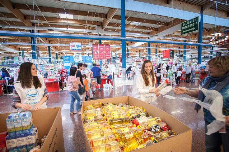 Eroski y sus clientes donan alimentos a familias que lo necesitan